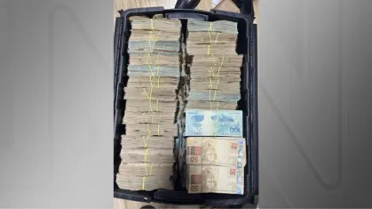 Mala do Adosvaldo aberta com dinheiro