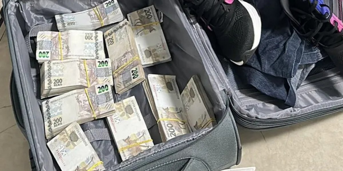 Mala aberta com dinheiro